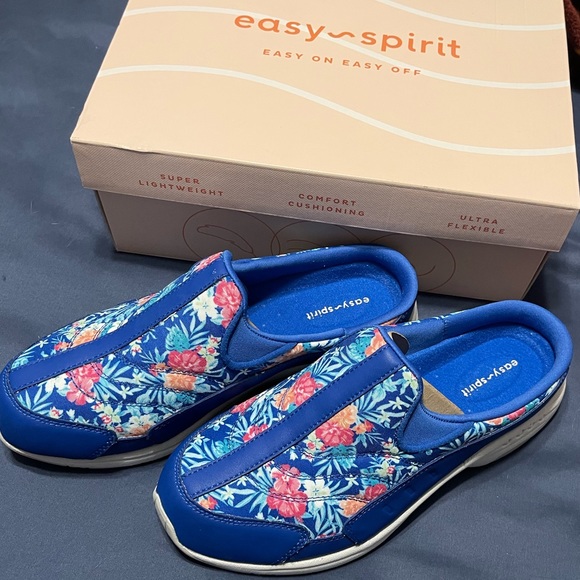Easy Spirit TravelTime 500Slip on Shoes - Picture 4 of 10